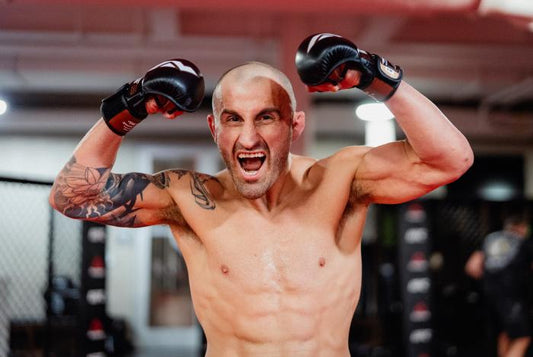 Alexander Volkanovski flexes his arms during a previous UFC training session