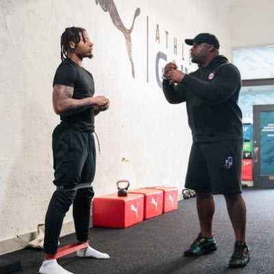 Travelle Gaines coaching an athlete during NFL performance training