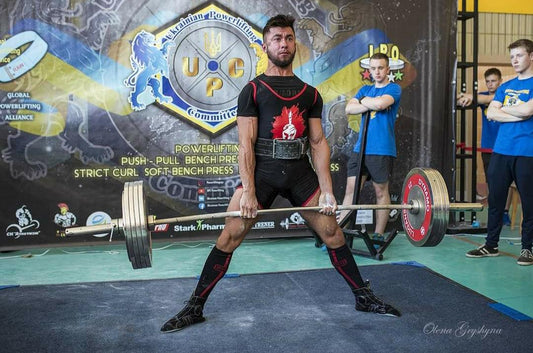 Vladimir Shmondenko performing a sumo deadlift at a Ukrainian powerlifting competition