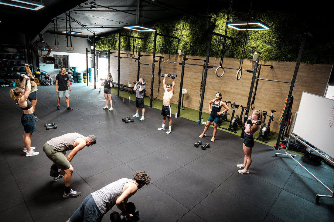 Athletes combining resistance circuit training with cardiovascular conditioning in a gym