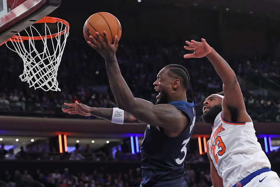 Julius Randle attacking in a Brooklyn Nets uniform