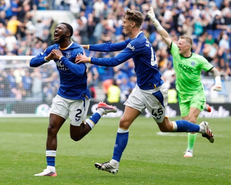 Ainsley Maitland-Niles celebrates Everton's late equalizer against Manchester United in September 2026