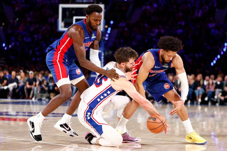Cade Cunningham contests a loose ball with Philadelphia's Dean Wade during the Pistons' October 25, 2026 road victory