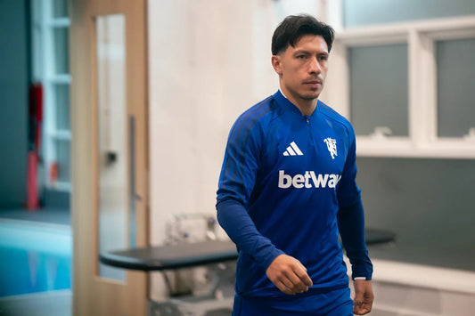 Lisandro Martínez wearing Manchester United's blue training kit in October 2026