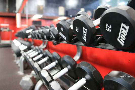 A rack of 20 and 25 pound dumbbells illustrating the jump between weights