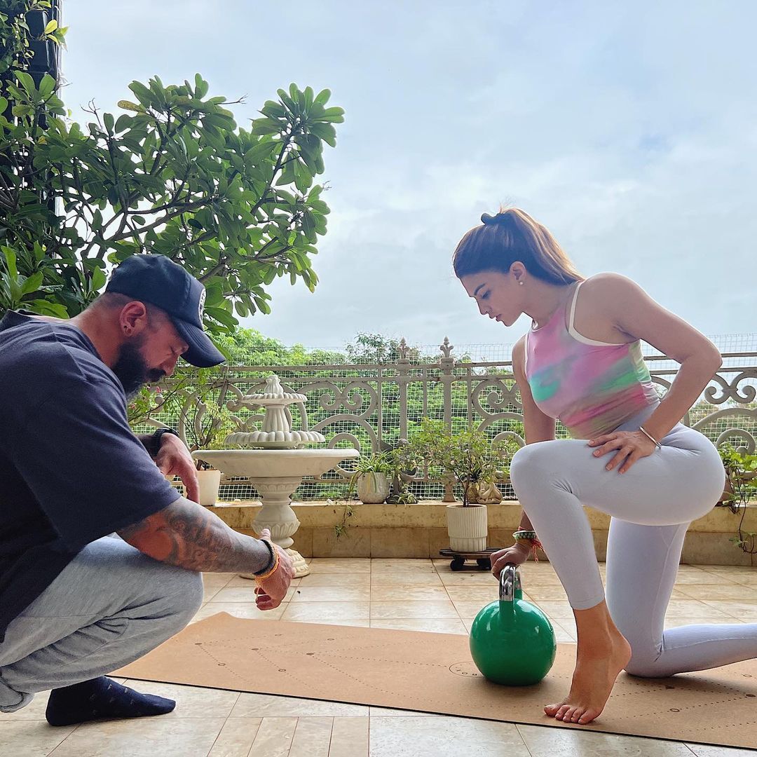 Jacqueline Fernandez training with a kettlebell during a varied workout week