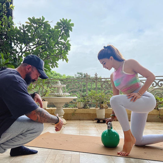 Jacqueline Fernandez training with a kettlebell during a varied workout week
