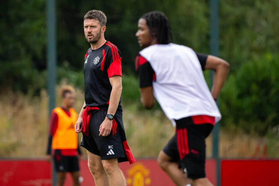 Michael Carrick overseeing Manchester United training in 2026