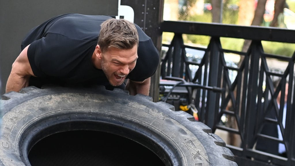 Alan Ritchson training for his muscular Reacher physique