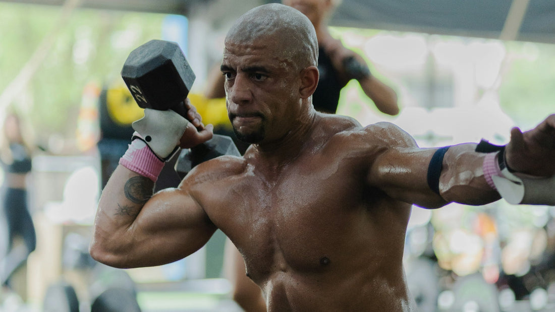 Athlete strength training with dumbbells for a body recomposition workout