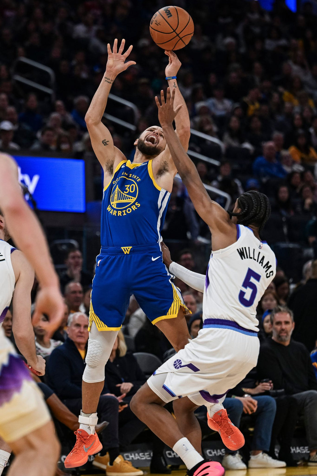 Stephen Curry in Golden State Warriors uniform during a January 2026 NBA game