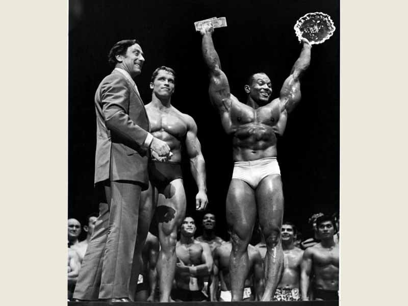 Sergio Oliva and Arnold Schwarzenegger on a classic bodybuilding stage