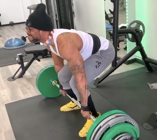 Method Man deadlifting in a gym