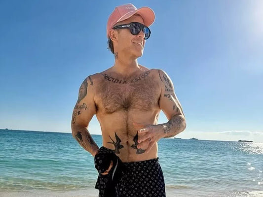 Robbie Williams showing a lean muscular physique