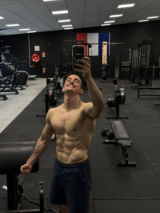 Tibo InShape showing a balanced muscular upper body with developed chest, shoulders and arms